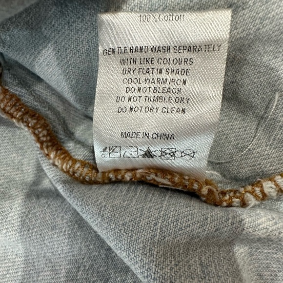 WHITE FOX Women’s light wash, distressed Jean jacket - Picture 5 of 9